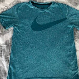 Boys Nike shirt. Size: XL